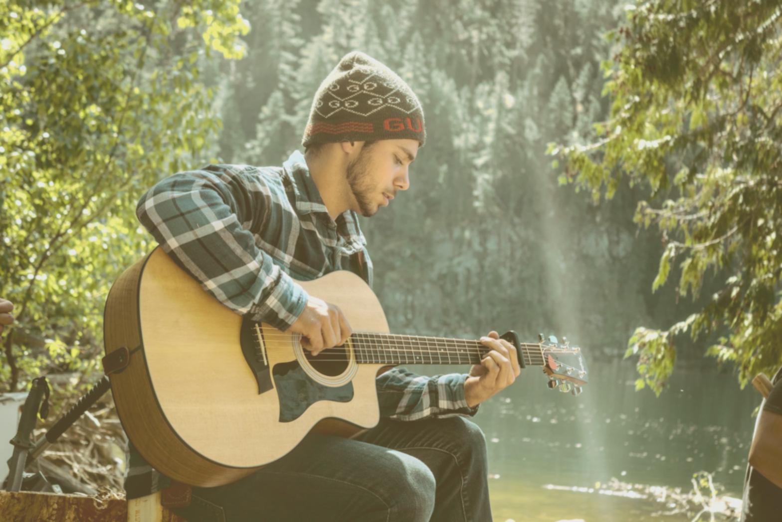 Musikproduktionsstudio mit professioneller Ausrüstung